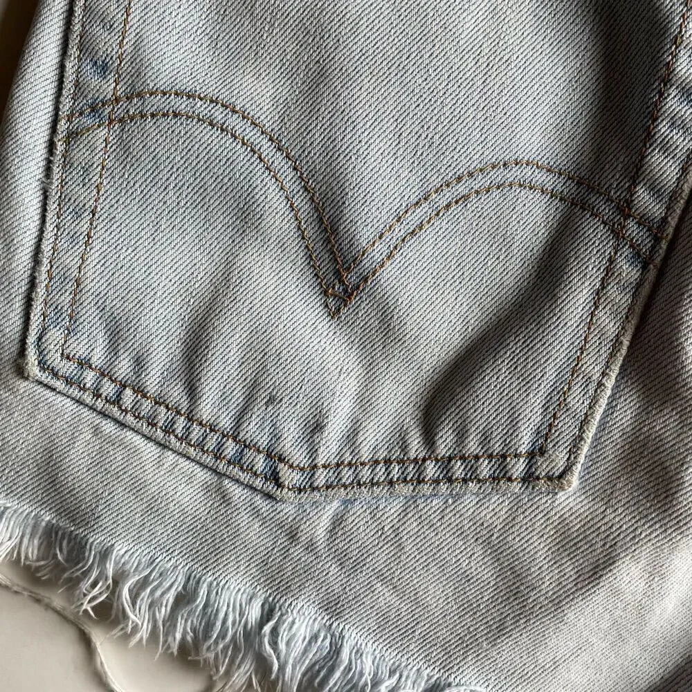 LEVI’S | high rise distressed light denim cut off jean shorts 28